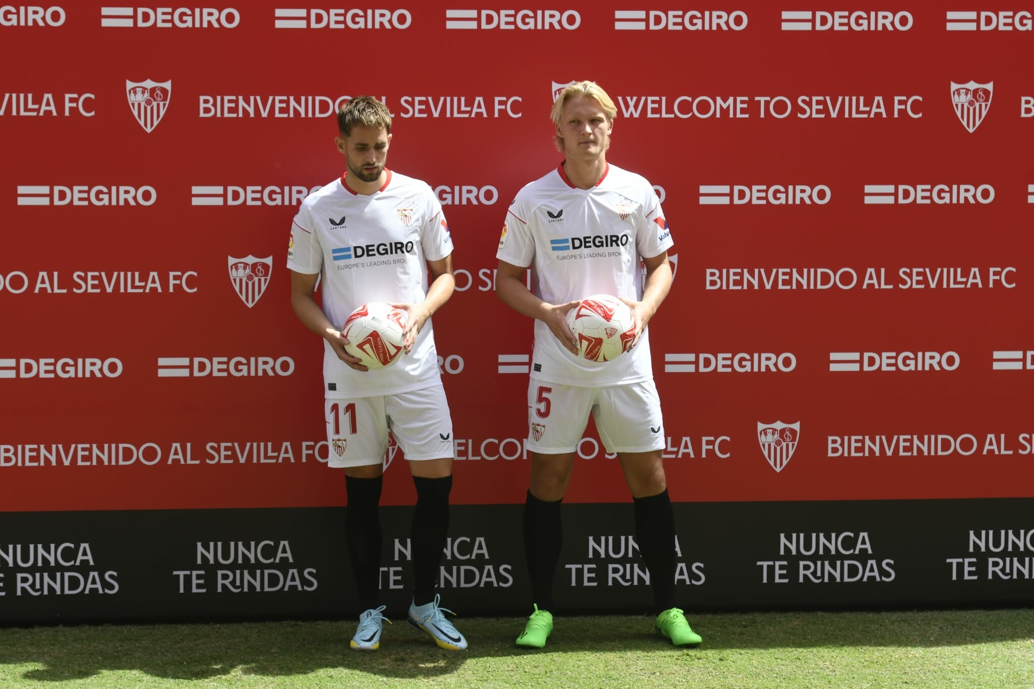 Januzaj Y Dolberg Presentados En El Sevilla Muchodeporte