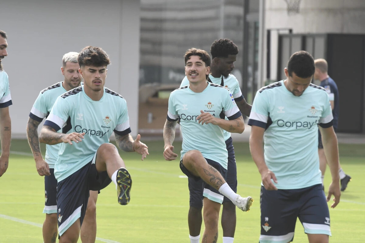 Bellerín Entrena Con El Betis Tras Su Fichaje Muchodeporte 6233