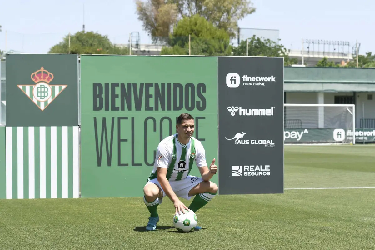 Las Imágenes De La Presentación De Romain Perraud En El Betis